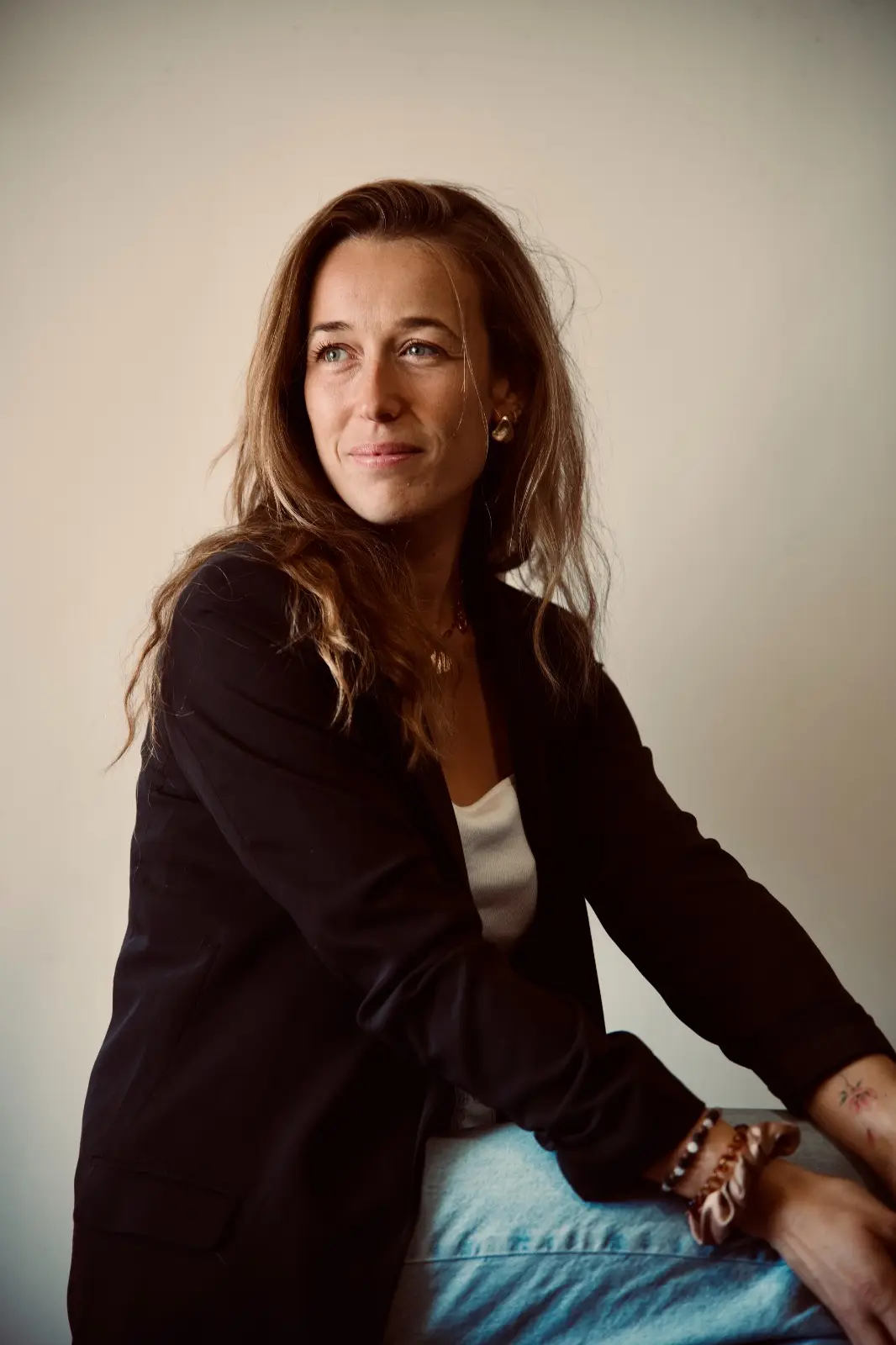 Marie Troccaz souriante en extérieur